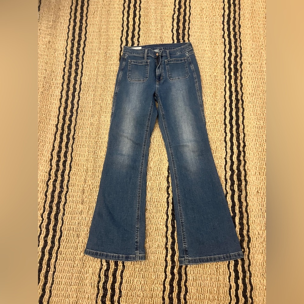 Gap high rise pocket front 70’s style flare jeans in indigo. Size 8/29. EUC